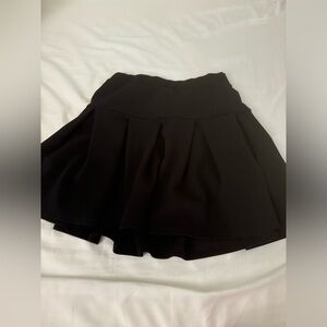 Caution to the Wind Black Pleated Skirt
Size: M
Amazing condition, WORN ONCE